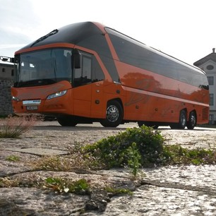 Orangebuss snettfram